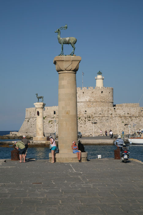 Rhodos, Rhodos-Stadt, Hafeneinfahrt Mandrakihafen, Elafos, Elafina - mittelmeer-reise-und-meer.de