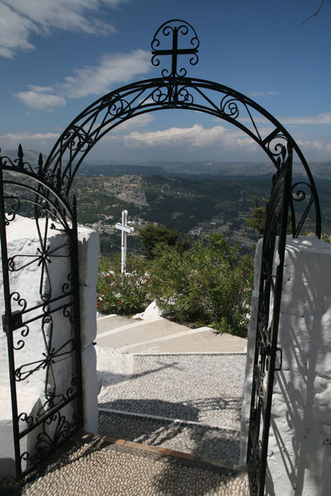 Rhodos, Kyra Panagia Tsambika, Blick durch das Tor, Beginn Abstieg - mittelmeer-reise-und-meer.de