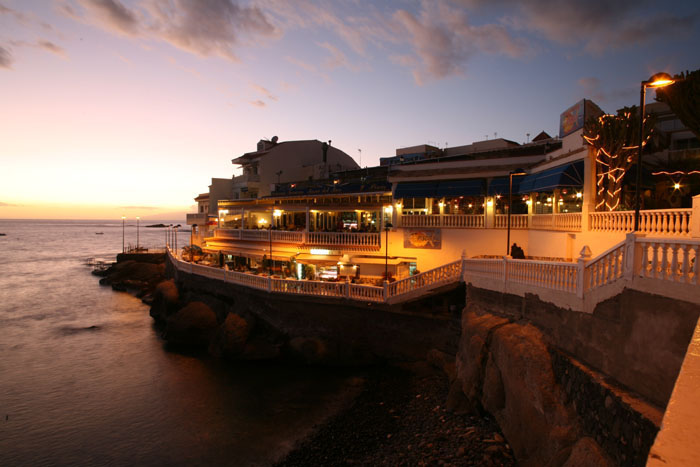 Teneriffa, La Caleta, Restaurantmeile bei Sonnenuntergang - mittelmeer-reise-und-meer.de