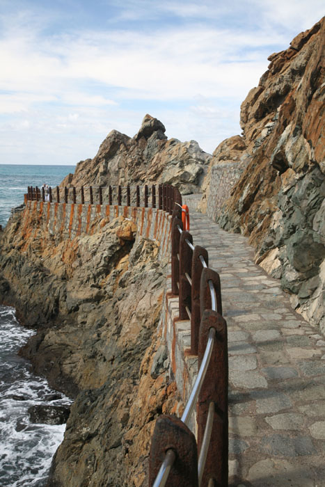 Teneriffa, Roque de las Bodegas, Brücke zum Felsen, Weg zur Spitze - mittelmeer-reise-und-meer.de