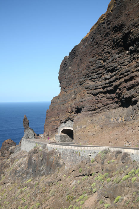 Teneriffa, TF-445, Brücke durch den Felsen am km 4,1 - mittelmeer-reise-und-meer.de