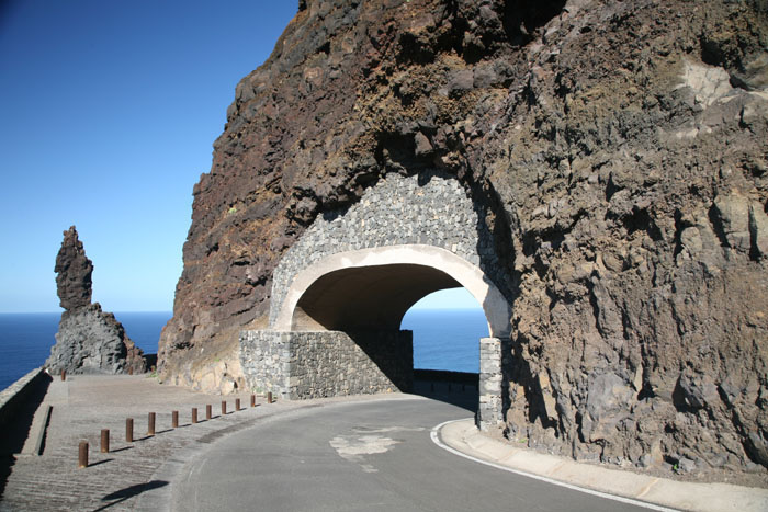 Teneriffa, TF-445, Brücke durch den Felsen am km 4,1 - mittelmeer-reise-und-meer.de