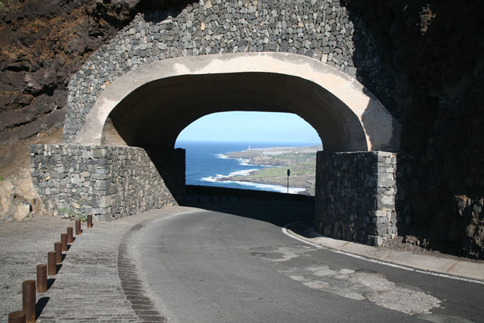 Teneriffa, TF-445, Brücke durch den Felsen am km 4,1 - mittelmeer-reise-und-meer.de