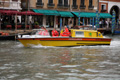 Wasserbus-Rundfahrt, Ambulanz auf dem Canal Grande, Venedig