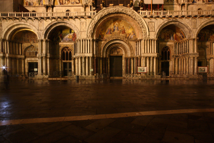 Venedig, Piazza San Marco, Markusplatz, Basilica di San Marco bei Nacht - mittelmeer-reise-und-meer.de