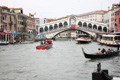 Canal Grande, Zufahrt Wasserbus-Station Rialto, Rialtobrücke, Venedig