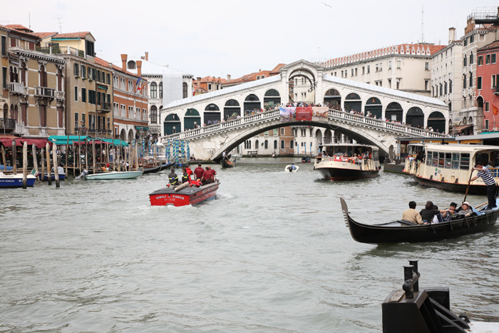 Venedig, Rialtobrücke, Canal Grande, Zufahrt Wasserbus-Station Rialto - mittelmeer-reise-und-meer.de